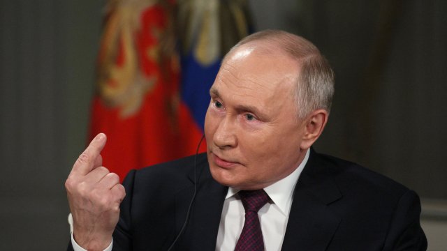 Путин в интервю за американски журналист: Ако САЩ искат да спрат сраженията, да спрат да дават оръжия на Украйна