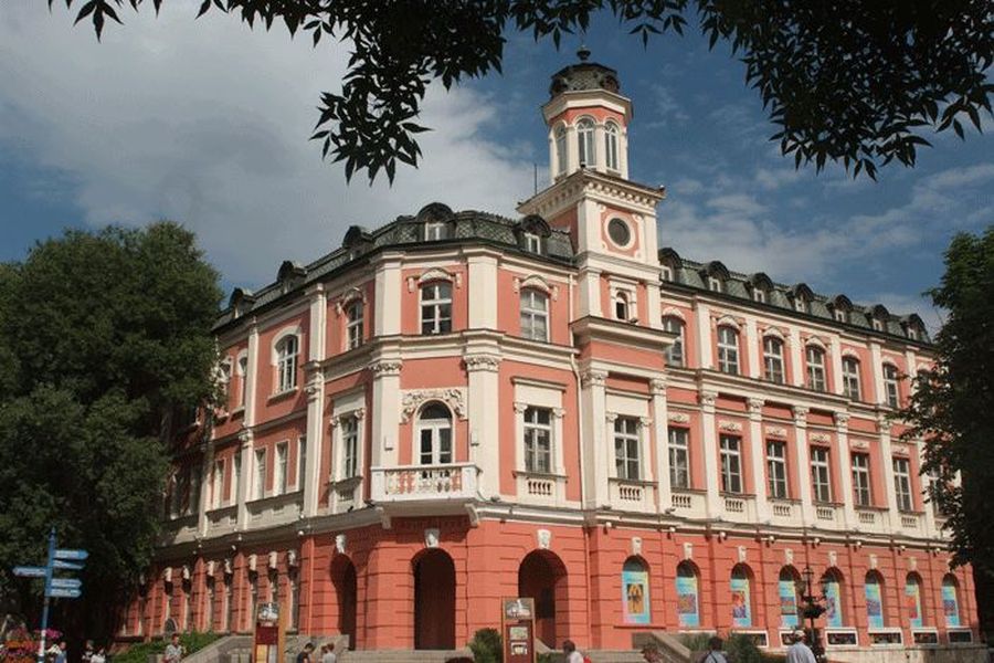 Момиче е с черепно-мозъчна травма, след като пропадна в оркестрината на театър