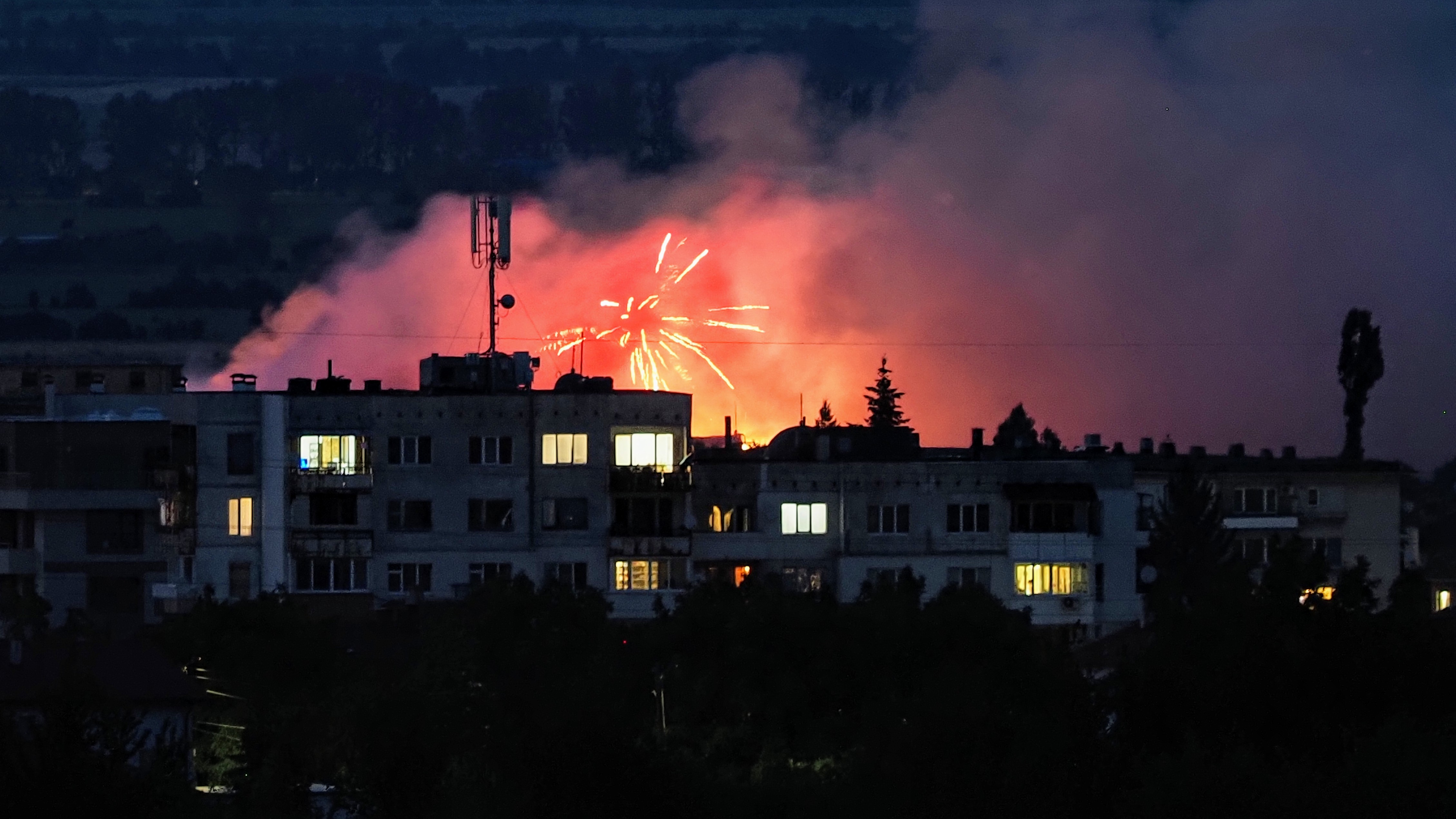 Баща и дъщеря са обгорелите от пожара, синът на собстненика на складовете в неизвестност