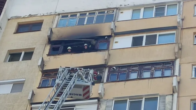Пожар на 13-ия етаж на жилищен блок вдигна накрак огнеборците в Русе
