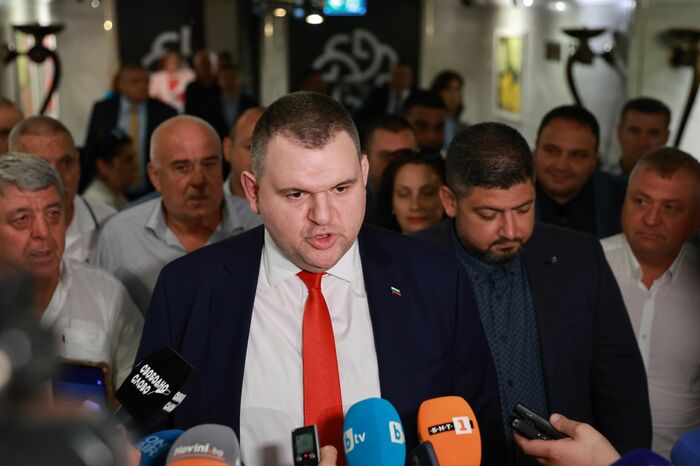 Пеевски пак назидава: Радев да си свърши работата, а не да се опитва да се разбере с някой от „домовата книга“