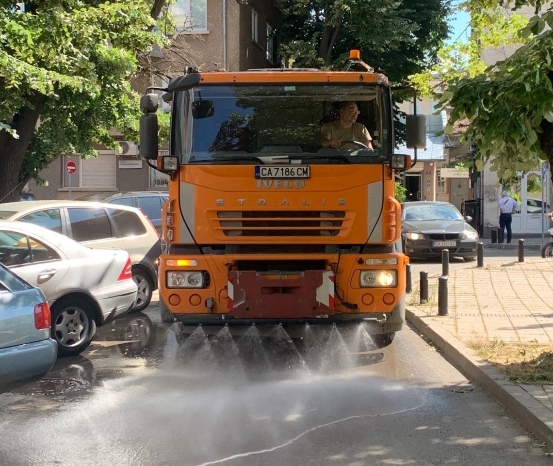 Миенето на улиците и булевардите в Русе продължава