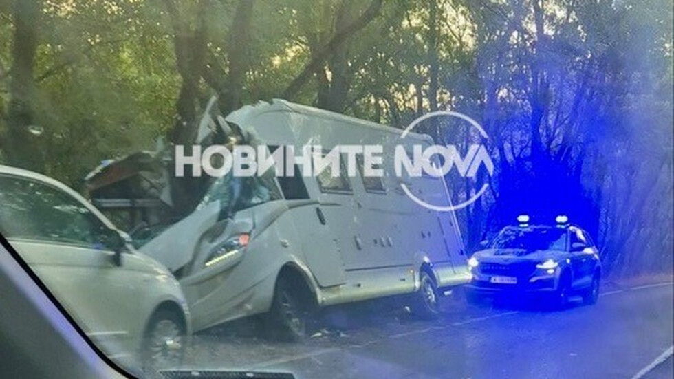 Кемпер се вряза в дърво, има тежко ранени
