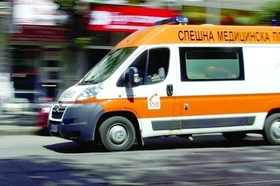 Пребиха с метални пръти млад мъж пред игрална зала