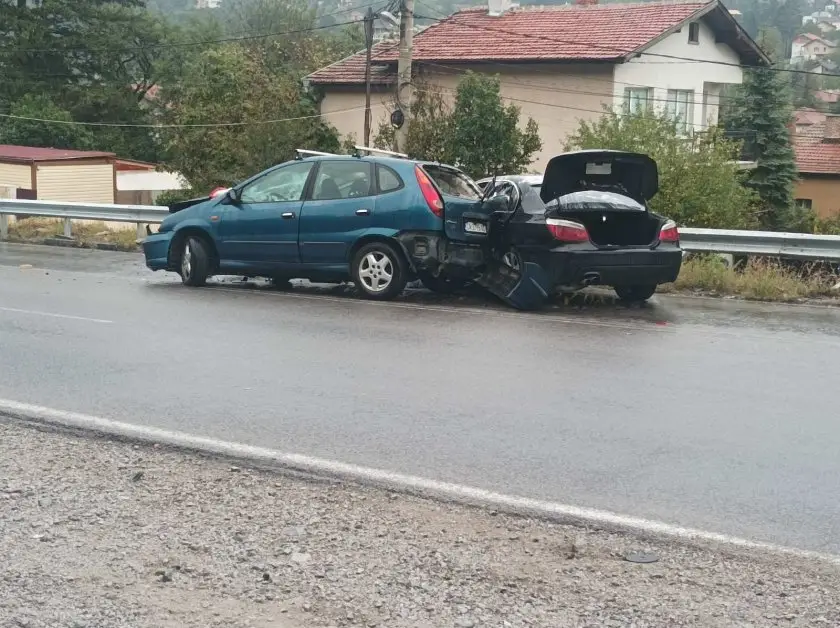 Двама пострадали след челен сблъсък на автомобилите им