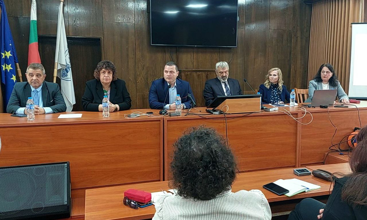 Експерти от пет области обсъдиха в Русе мерки за справяне със зависимостите на учениците