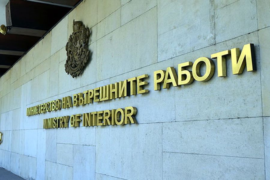 МВР за инцидента с падналите парашутисти: Скочили са от балон