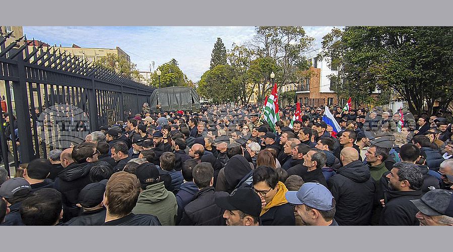 Протестиращи превзеха сградите на парламента, президентството и правителството в Абхазия (ВИДЕО)