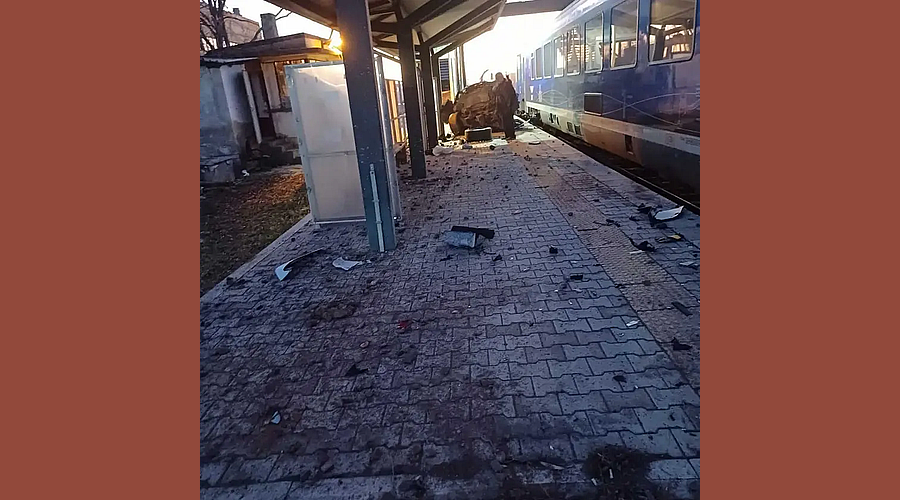 Влак удари кола на прелез, един човек е в болница