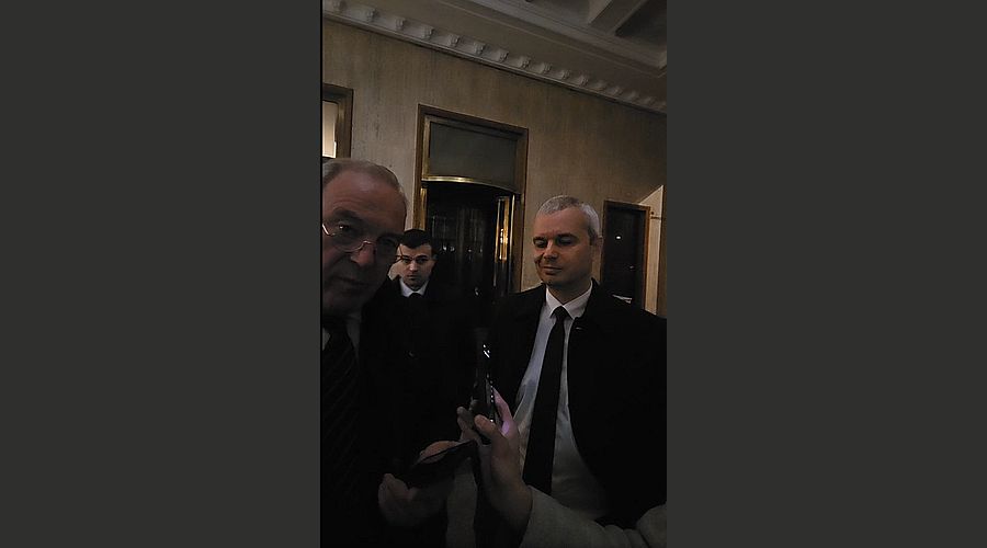 Лидерът на „Възраждане“ и депутати влязоха в БНБ, за да искат среща с управителя