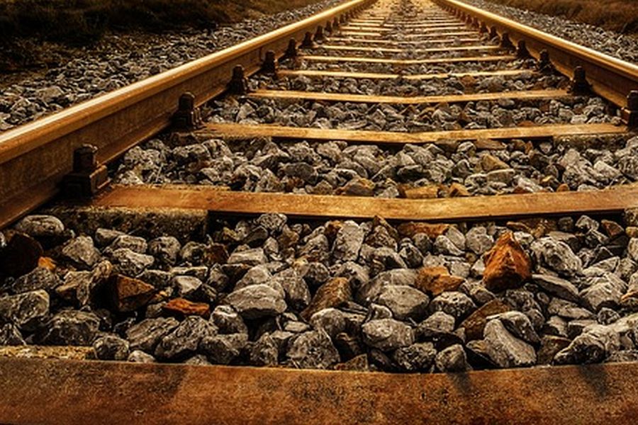 Локомотив се удари в пътнически влак, има ранени