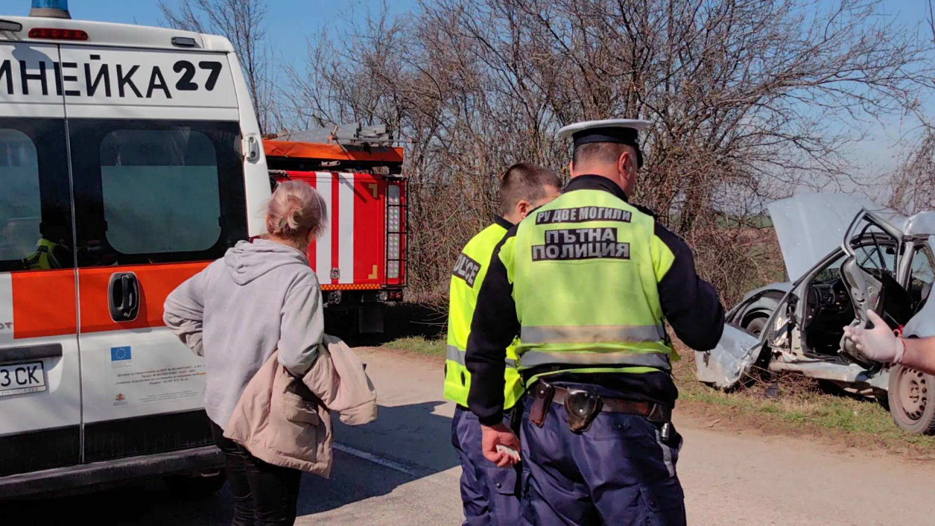 Тежка катастрофа на пътя Русе - Бяла: Огнеборци режат кола, за да извадят шофьора