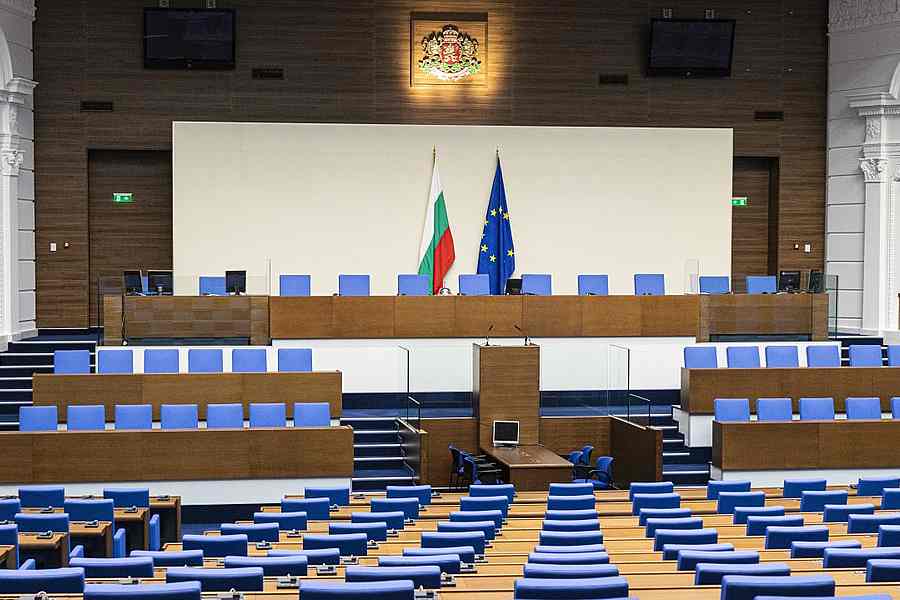 Депутат, обявен за незаконно избран, отново влиза в парламента