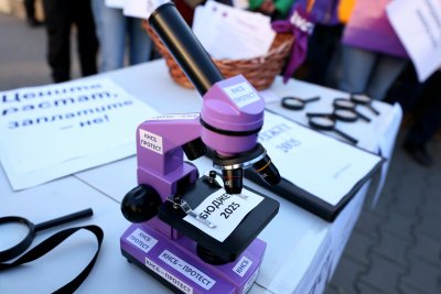 На протест на КНСБ раздадоха лупи и микроскоп на депутатите