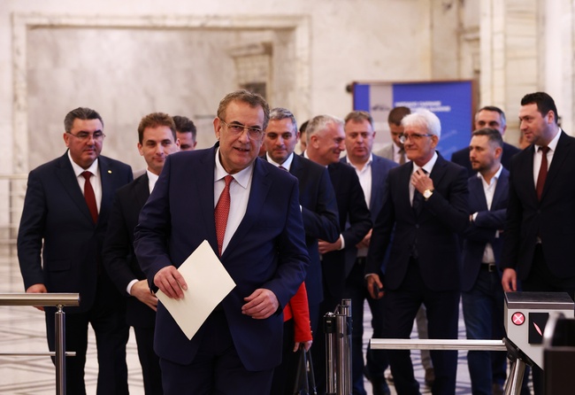 Хората на Доган решават дали да оттеглят подкрепата си за кабинета „Желязков“