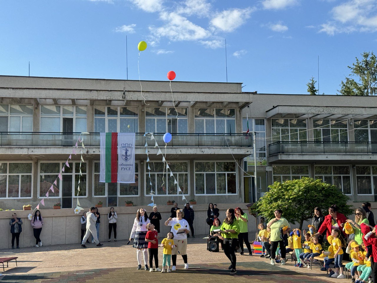 Спортен празник отбеляза откриването на обновения двор в ДГ “Приказен свят” в Николово