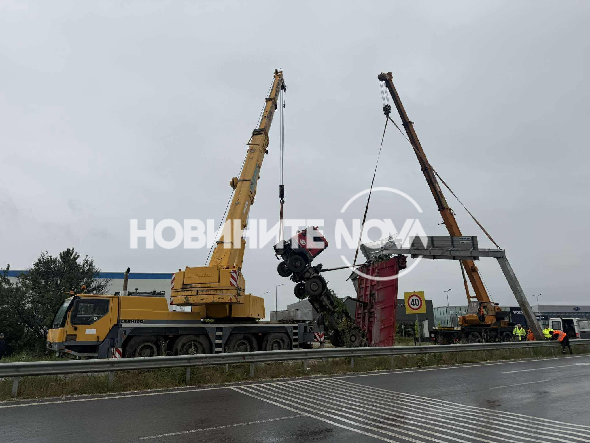 Куриоз на пътя: Каросерията на самосвал се вдигна внезапно и се закачи на указателна табела, шофьорът увисна!