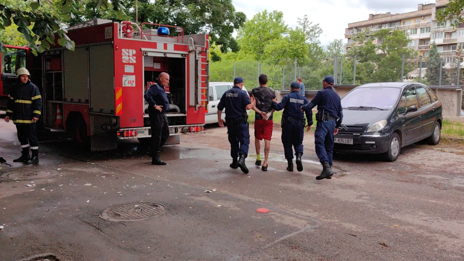 Русенец подпали апартамента си, потроши и изхвърли през балкона обзавеждане