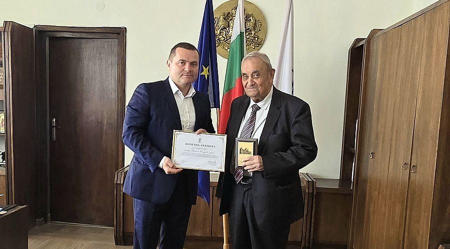 Кметът Пенчо Милков връчи на акад. Васил Сгурев почетна грамота и плакет