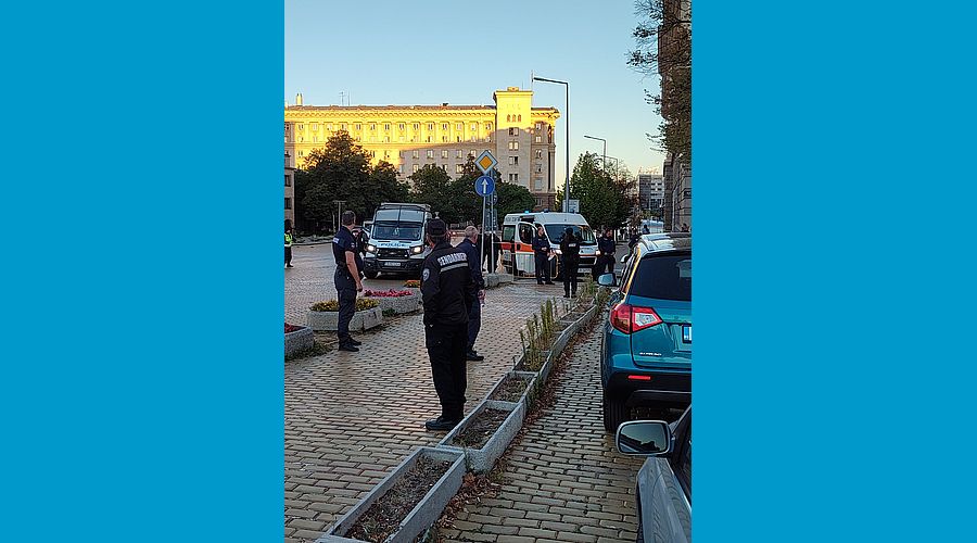 Полицай, охранявал протеста пред парламента, е починал