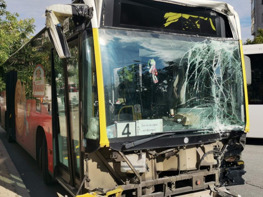Два автобуса се сблъскаха, пострадали са шофьор и пътничка